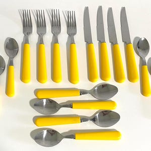Vintage Yellow Flatware Set 16 Pieces Stainless Steel / Ensemble de couverts vintage jaunes 16 morceaux en acier inoxydable