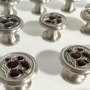 Set of 13 Vintage Solid Metal Cabinet Knobs | Ensemble de 13 poignées vintage en métal argenté à motif de grappes de raisin