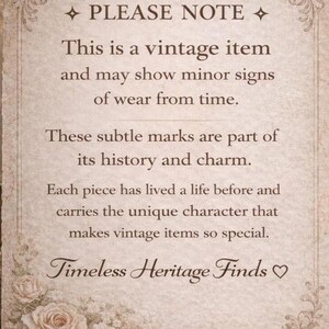 Puede incluir: Un letrero de estilo vintage con el texto "PLEASE NOTE" en la parte superior. El letrero indica que el art&iacute;culo es vintage y puede mostrar signos de desgaste. La parte inferior del letrero dice "Timeless Heritage Finds" con detalles florales.