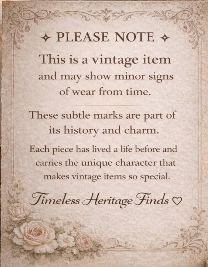 Puede incluir: Un letrero de estilo vintage con el texto "PLEASE NOTE" en la parte superior. El letrero indica que el art&iacute;culo es vintage y puede mostrar signos de desgaste. La parte inferior del letrero dice "Timeless Heritage Finds" con detalles florales.