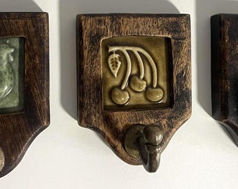 Juego de 3 ganchos de pared rústicos vintage de los años 70 | Ganchos de pared vintage de madera y cerámica