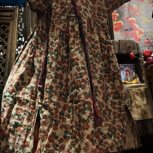 Locker geschnittenes Damenkleid, langes Leinenkleid, florales Leinenkleid, Frühlings-Sommerkleid für Frauen, Kleider mit Taschen, Kleid mit V-Kragen