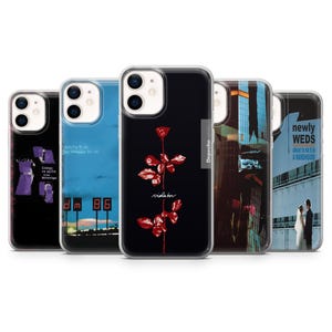 Op de afbeelding: Vijf telefoonhoesjes met verschillende ontwerpen. Eén hoesje heeft een rode roos op een zwarte achtergrond met het woord "violator". Een andere heeft een blauwe achtergrond met tekst. De andere hoesjes hebben verschillende afbeeldingen en tekst.