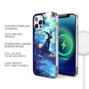 Pu&ograve; includere: Una custodia per telefono con un'illustrazione colorata di una creatura nera con accenti gialli, ambientata su uno sfondo di foresta blu e verde. Lo schermo del telefono mostra un simbolo di ricarica. Testo sulla custodia: Supporta la ricarica wireless.