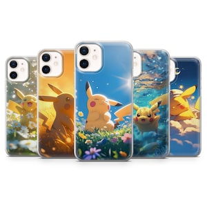 Puede incluir: Cinco fundas transparentes para teléfono con ilustraciones coloridas de Pikachu en varios entornos al aire libre. Las fundas presentan al personaje amarillo Pikachu en escenas con flores, agua y nubes. Las fundas están diseñadas para un teléfono inteligente.