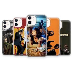 Può includere: Una collezione di custodie per telefoni con scene e personaggi iconici del film Pulp Fiction. Le custodie presentano immagini vivaci delle star del film e momenti memorabili, con una varietà di colori e design.