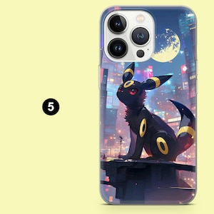Pu&ograve; includere: Custodia trasparente per telefono con un personaggio Umbreon nero con dettagli gialli, ambientata su uno sfondo di paesaggio urbano con luna piena. Il numero "5" &egrave; in un cerchio nero a sinistra.