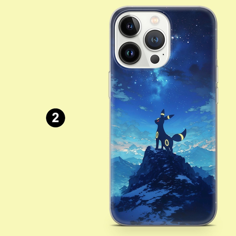 Pu&ograve; includere: Custodia trasparente per telefono con un design a cielo notturno blu scuro, con un personaggio dei cartoni animati nero e giallo su una montagna. La custodia ha una finitura lucida e un paraurti protettivo.