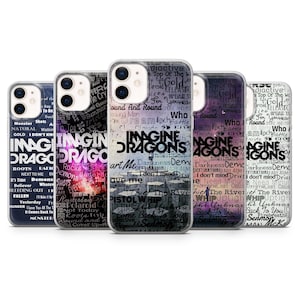 Op de afbeelding: Een verzameling van vijf transparante telefoonhoesjes met verschillende albumhoezen van Imagine Dragons. Elk hoesje heeft een ander kleurenschema, waaronder blauw, zwart, paars en wit, met songteksten en de naam van de band.