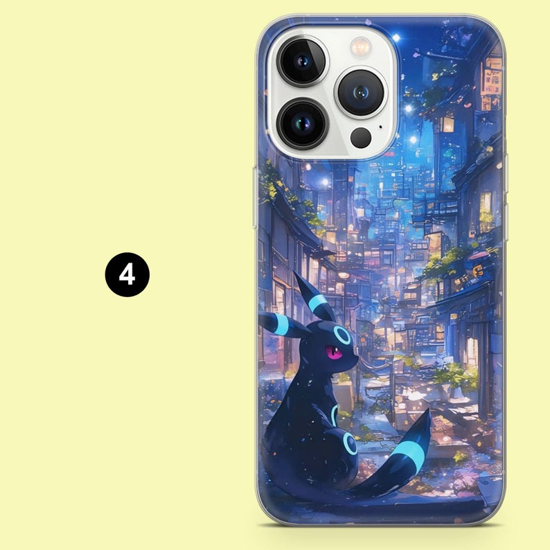 Pu&ograve; includere: Custodia per telefono con un design di arte digitale di una creatura nera con accenti blu, sullo sfondo di un paesaggio urbano dettagliato con luci brillanti. Il numero "4" &egrave; in un cerchio nero.