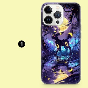 Pu&ograve; includere: Custodia per telefono con un design di una creatura nera con dettagli gialli in una foresta illuminata dalla luna. Il design include una luna piena, alberi e un riflesso nell'acqua, creando un tema fantasy.