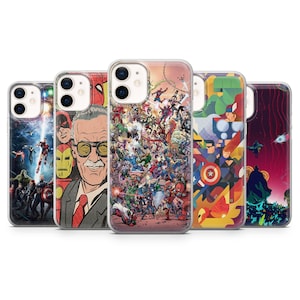 Può includere: Cinque custodie per telefono con colorati disegni di supereroi. Le custodie presentano personaggi dei fumetti, tra cui Stan Lee, Capitan America e Spider-Man. Le custodie sono realizzate in plastica trasparente e hanno una finitura lucida.