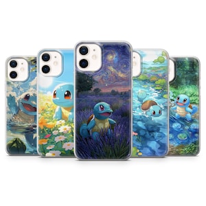 Op de afbeelding: Vijf telefoonhoesjes met het Pokémon-personage Squirtle. Elk hoesje toont een ander artistiek ontwerp, waaronder landschappen en illustraties, met een transparante beschermende afwerking.