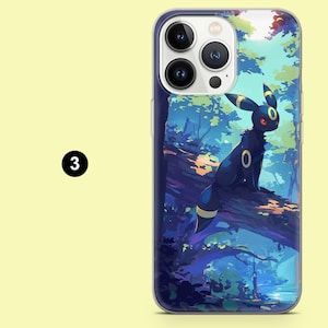 Pu&ograve; includere: Custodia per telefono con un'illustrazione di una creatura nera con dettagli gialli, su uno sfondo di foresta nei toni del blu e del verde. La custodia ha un bordo trasparente e una finitura lucida.