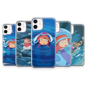 Può includere: Una collezione di cinque custodie per telefono con illustrazioni vivaci di un personaggio in un ambiente oceanico blu. Le custodie presentano una ragazza dei cartoni animati con i capelli rossi e un abito rosso e bianco. Lo sfondo è blu scuro con motivi acquatici.