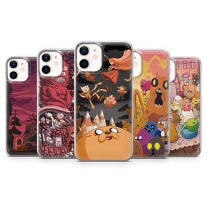Puede incluir: Una colección de cinco fundas transparentes para teléfonos con gráficos de dibujos animados coloridos. Los diseños incluyen personajes y escenas de la serie animada Adventure Time. Las fundas están diseñadas para varios modelos de teléfono.