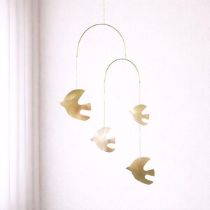 Andrómeda - Móvil cinético de pájaros en latón. Regalo para bebé. Accesorio decorativo. Hecho a mano.
