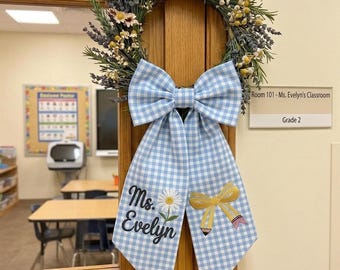Personalized Coquette Daisy Teacher Door Wreath Embroidery, Custom Teacher Name Welcom Hanging, Back to School Teacher Gift, Classroom Decor