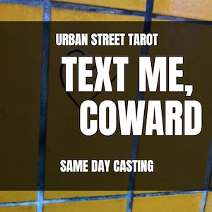 Könnte beinhalten: Eine gelbe Fliesenoberfläche mit dunklen Fugen, die den weißen Text URBAN STREET TAROT, TEXT ME, COWARD und SAME DAY CASTING sowie eine dünne, schwarze, handgezeichnete Herzumrandung hinter dem Haupttext zeigt.