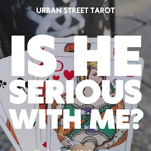 Könnte beinhalten: Tarotkarten mit dem Text "IS HE SERIOUS WITH ME?" und "THIS AIN'T NO GAME". Die Karten zeigen eine Frau in einem grünen und orangefarbenen Kleid. Die Worte "URBAN STREET TAROT" stehen oben.