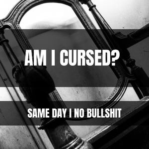 Könnte beinhalten: Ein Schwarz-Weiß-Foto eines verzierten Spiegels mit dunklem Rahmen und einem dekorativen Pfosten. Das Bild zeigt den weißen Text AM I CURSED? oben und SAME DAY I NO BULLSHIT unten vor einem kontrastreichen, stimmungsvollen Hintergrund.