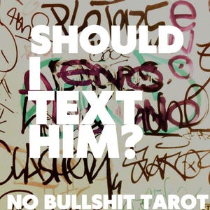 Könnte beinhalten: Ein weißer Hintergrund, bedeckt mit Graffiti-Zeichnungen in verschiedenen Farben. Großer weißer Text lautet: „SHOULD I TEXT HIM?“ mit „NO BULLSHIT TAROT“ darunter. Das Bild hat eine chaotische, urbane Ästhetik.