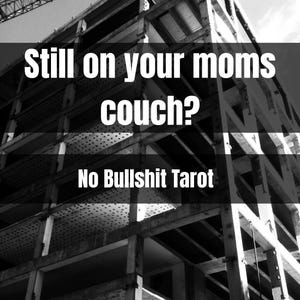 Könnte beinhalten: Ein Schwarz-Weiß-Foto eines mehrstöckigen Betongebäudes im Bau. Der Text "Still on your moms couch?" erscheint in Weiß oben und der Text "No Bullshit Tarot" erscheint in Weiß am unteren Rand des Bildes.