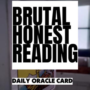 Könnte beinhalten: Eine rechteckige Orakelkarte mit dem Text BRUTAL HONEST READING in großen schwarzen Buchstaben und DAILY ORACLE CARD in kleineren schwarzen Buchstaben. Die Karte zeigt eine farbige Illustration einer Figur und den deutschen Text DER NARR unten.