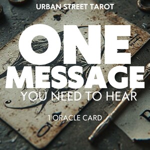 Könnte beinhalten: Eine Orakelkarte mit dem Text "ONE MESSAGE YOU NEED TO HEAR" in Weiß, mit den Worten "URBAN STREET TAROT" darüber. Die Karte hat ein gealtertes Aussehen, und der Hintergrund ist eine strukturierte, dunkle Oberfläche.