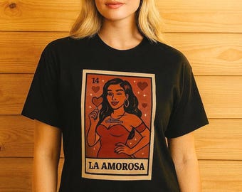 Playera Lotería “La Amorosa” | Camiseta Romántica Mexicana | Arte Latino | Graphic Tee Unisex