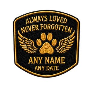 Könnte beinhalten: Ein schwarzer Aufnäher mit goldenem Rand und dem Text "ALWAYS LOVED NEVER FORGOTTEN" und "ANY NAME ANY DATE". Der Aufnäher zeigt einen Pfotenabdruck mit Flügeln.