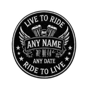 Könnte beinhalten: Runder schwarz-weißer Motorrad-Aufnäher mit den Texten "LIVE TO RIDE" und "RIDE TO LIVE". Das Design beinhaltet einen Motorradmotor, Flügel und Platz für einen individuellen Namen und Datum.