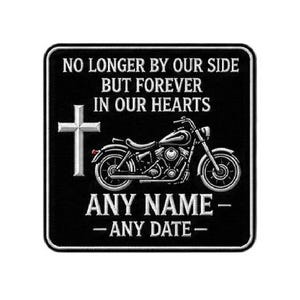 Könnte beinhalten: Schwarz-weißes Gedenkschild mit Motorrad und Kreuz. Der Text lautet "NO LONGER BY OUR SIDE BUT FOREVER IN OUR HEARTS" mit Platz für Namen und Datum. Das Schild ist quadratisch mit abgerundeten Ecken.