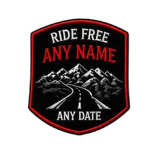 Könnte beinhalten: Schwarz-roter, gestickter Aufnäher mit dem Text "RIDE FREE ANY NAME ANY DATE". Der Aufnäher zeigt eine Straße, die sich durch eine Bergkette schlängelt. Der Aufnäher hat einen roten Rand.