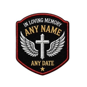 Könnte beinhalten: Schwarzer Aufnäher mit rotem Rand, mit dem Text "IN LOVING MEMORY" über "ANY NAME" und "ANY DATE". Ein weißes Kreuz ist zentriert, flankiert von weißen Flügeln. Unten befindet sich ein goldener Stern.