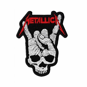 Könnte beinhalten: Schwarz-weißer, gestickter Aufnäher mit einem Totenkopf und einer Handgeste sowie dem roten Wort "METALLICA". Das Patch ist ein Bandlogo.