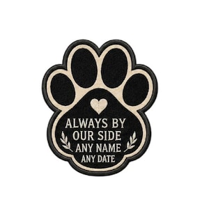 Op de afbeelding: Zwarte pootafdrukpatch met een crèmekleurige rand. De patch heeft de tekst "ALWAYS BY OUR SIDE ANY NAME ANY DATE" in crèmekleurige letters, met een klein hartje en bladeren.