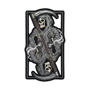 Könnte beinhalten: Gestickter Aufnäher mit einem Sensenmann-Design. Der Sensenmann ist in einem grauen Kapuzenmantel dargestellt und hält eine Sense und zwei Laternen. Der Aufnäher hat einen schwarzen Rand und ist vor einem weißen Hintergrund platziert.