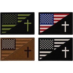 Puede incluir: Cuatro parches rectangulares bordados con un diseño dividido. Cada parche muestra un patrón de bandera en la parte superior izquierda y una sección de color sólido en la parte inferior derecha con un símbolo de cruz centrado. Los colores incluyen verde oliva, rojo-blanco-azul, marrón y negro-blanco.