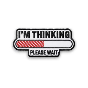 Pode incluir: Patch bordado com o texto "I'M THINKING" acima de um design de barra de progresso com listras vermelhas e brancas, e o texto "PLEASE WAIT" abaixo. O patch tem uma borda preta e está em um fundo branco.
