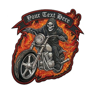 Puede incluir: Parche bordado que representa a la Parca montada en una motocicleta en llamas. La Parca, con una capa con capucha, tiene una cara de calavera. Una pancarta en la parte superior dice "Your Text Here" en fuente gótica. El parche tiene una combinación de colores rojo, naranja y negro.