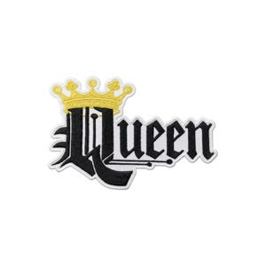 Peut inclure: Écusson brodé avec le texte "Lil Queen" dans une police gothique, surmonté d'une couronne dorée. Le patch a une bordure blanche, et le texte et la couronne sont en noir et or.