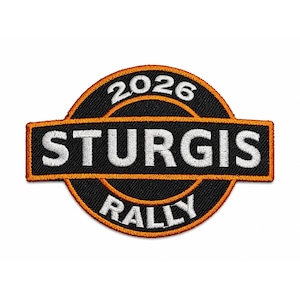 Peut inclure: Un écusson brodé circulaire avec un fond noir et une bordure orange. Il présente le texte blanc 2026 en haut, RALLY en bas, et une bande noire horizontale au centre avec le texte blanc STURGIS écrit en lettres capitales grasses.