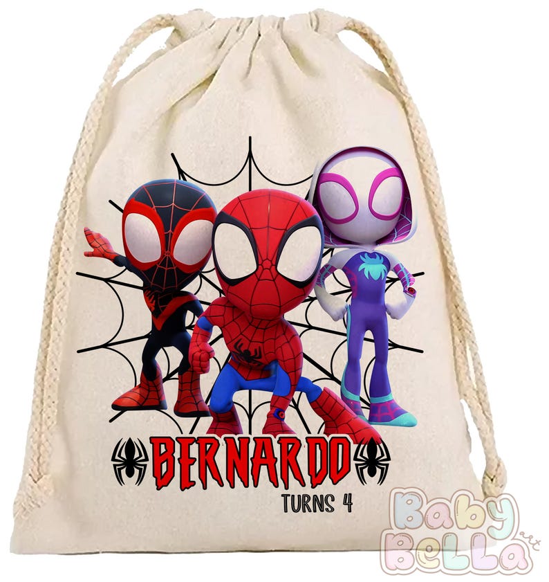 Puede incluir: Una bolsa beige con cord&oacute;n con tres personajes de dibujos animados de Spider-Man en rojo, negro y morado. La bolsa tiene un dise&ntilde;o de telara&ntilde;a negra y el nombre "Bernardo" con "Turns 4" impreso en rojo. El logotipo de Baby Bella est&aacute; en la esquina inferior derecha.