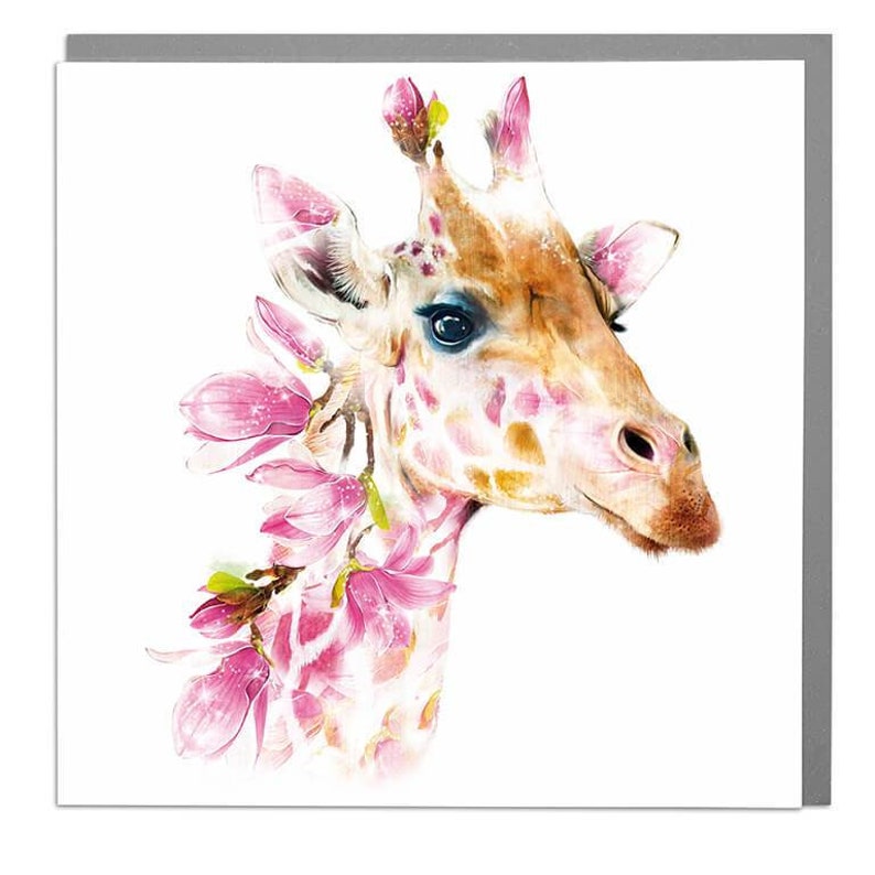 K&ouml;nnte beinhalten: Ein Aquarellbild einer Giraffe mit rosa Blumen um den Hals. Die Giraffe hat ein hellbraunes Fell mit dunkelbraunen Flecken. Die Blumen sind hellrosa mit einem dunkleren rosa Zentrum.