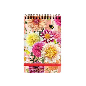 Puede incluir: Una libreta de espiral a rayas rosa y blanca con un diseño floral con dalias rosas, amarillas y blancas. Una abeja vuela cerca de las flores. La libreta tiene una banda elástica roja.