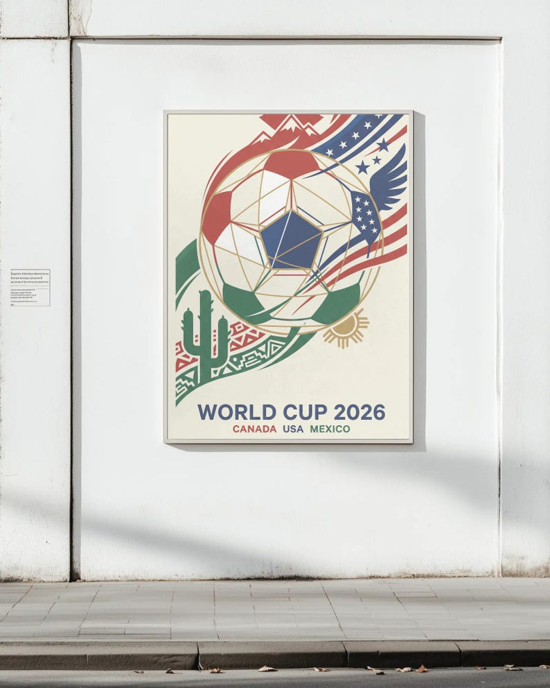 Może przedstawiać: Oprawiony plakat na Mistrzostwa Świata 2026, z motywem piłki nożnej w kolorach czerwonym, białym i niebieskim. Plakat zawiera napis "WORLD CUP 2026 CANADA USA MEXICO" oraz grafikę kaktusa.
