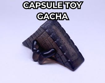 Figura piramidal de konjac japonesa: un divertido objeto coleccionable surrealista.