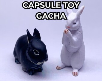 Minifiguras de conejo en blanco y negro para escritorio