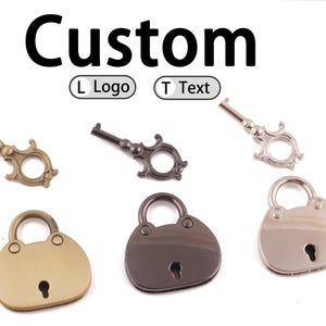 Puede incluir: Un surtido de llaves y candados decorativos de metal en varios acabados, incluyendo dorado, negro y plateado. La palabra "Custom" se muestra en la parte superior, con opciones para "L Logo" y "T Text".